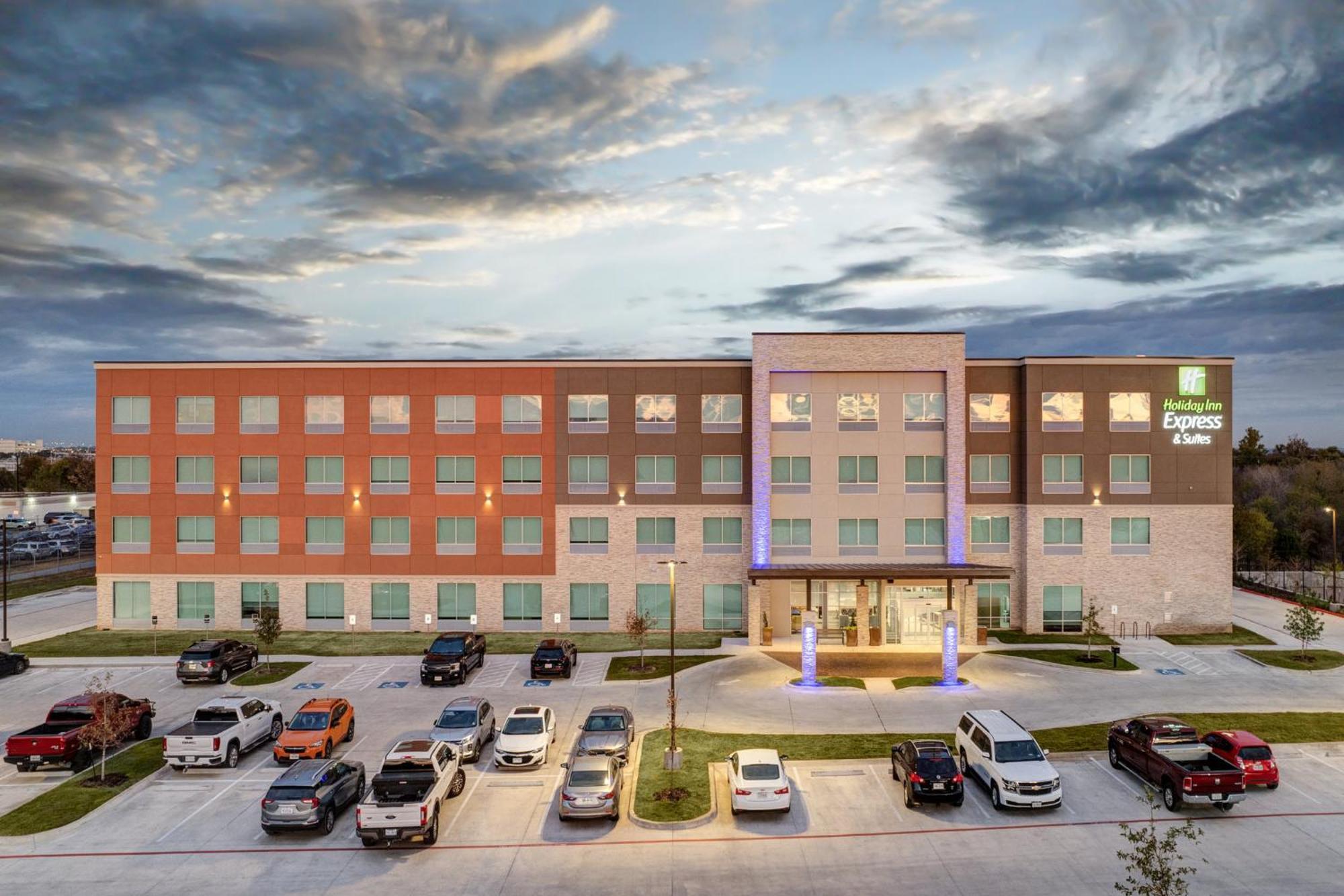 Holiday Inn Express & Suites Austin Airport East By Ihg Exterior foto